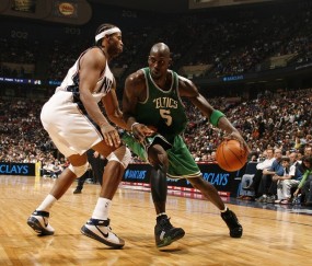 开云足球直播-赛道上的红与银，塞恩斯率梅赛德斯鏖战迈凯伦夺胜记