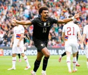 开云体育平台APP-里昂血洗曼城，C罗完成帽子戏法