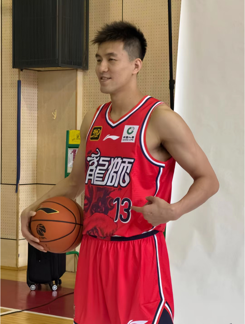 浙江队轻取广州队，郭艾伦惊艳四座