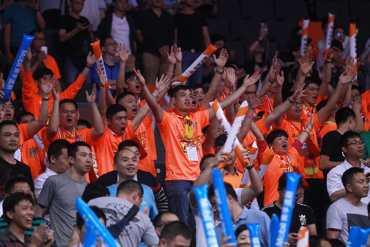 广州队碾压爵士,范弗利特点燃赛场 广州队碾压爵士,范弗利特点燃赛场