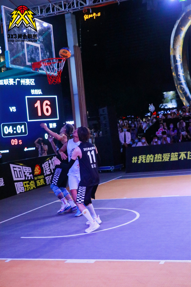 广州队碾压爵士,范弗利特点燃赛场 广州队碾压爵士,范弗利特点燃赛场