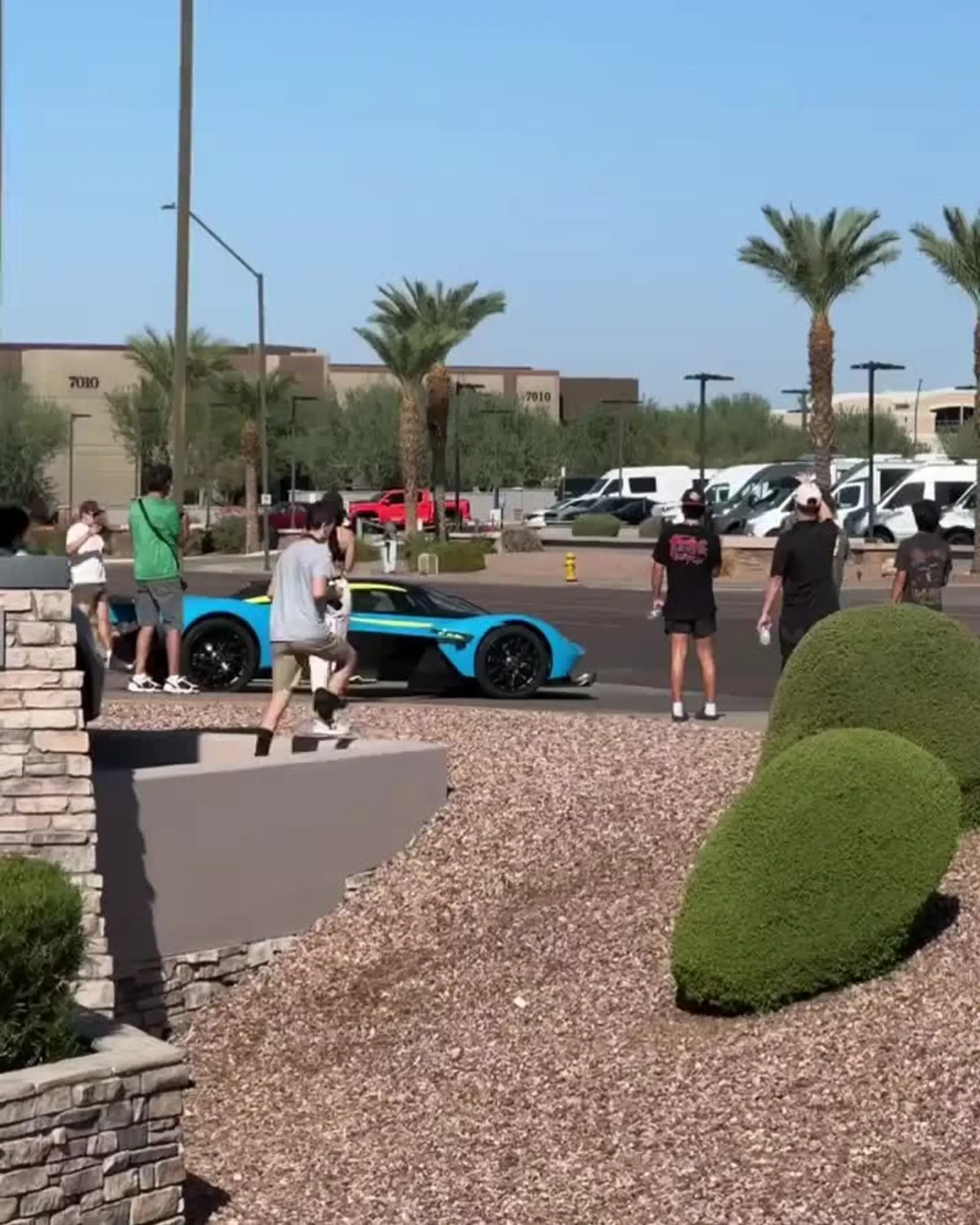 阿斯顿马丁翻盘雷诺车队，汉密尔顿带队取胜