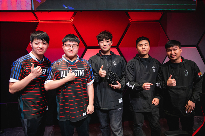 LGD爆冷C9，Faker三分雨点燃全场