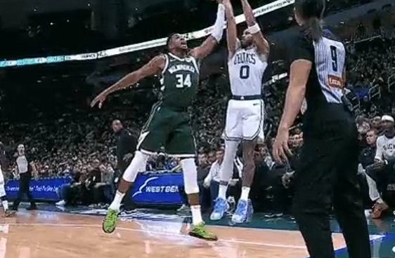 雄鹿逆转尼克斯，塔图姆关键制胜