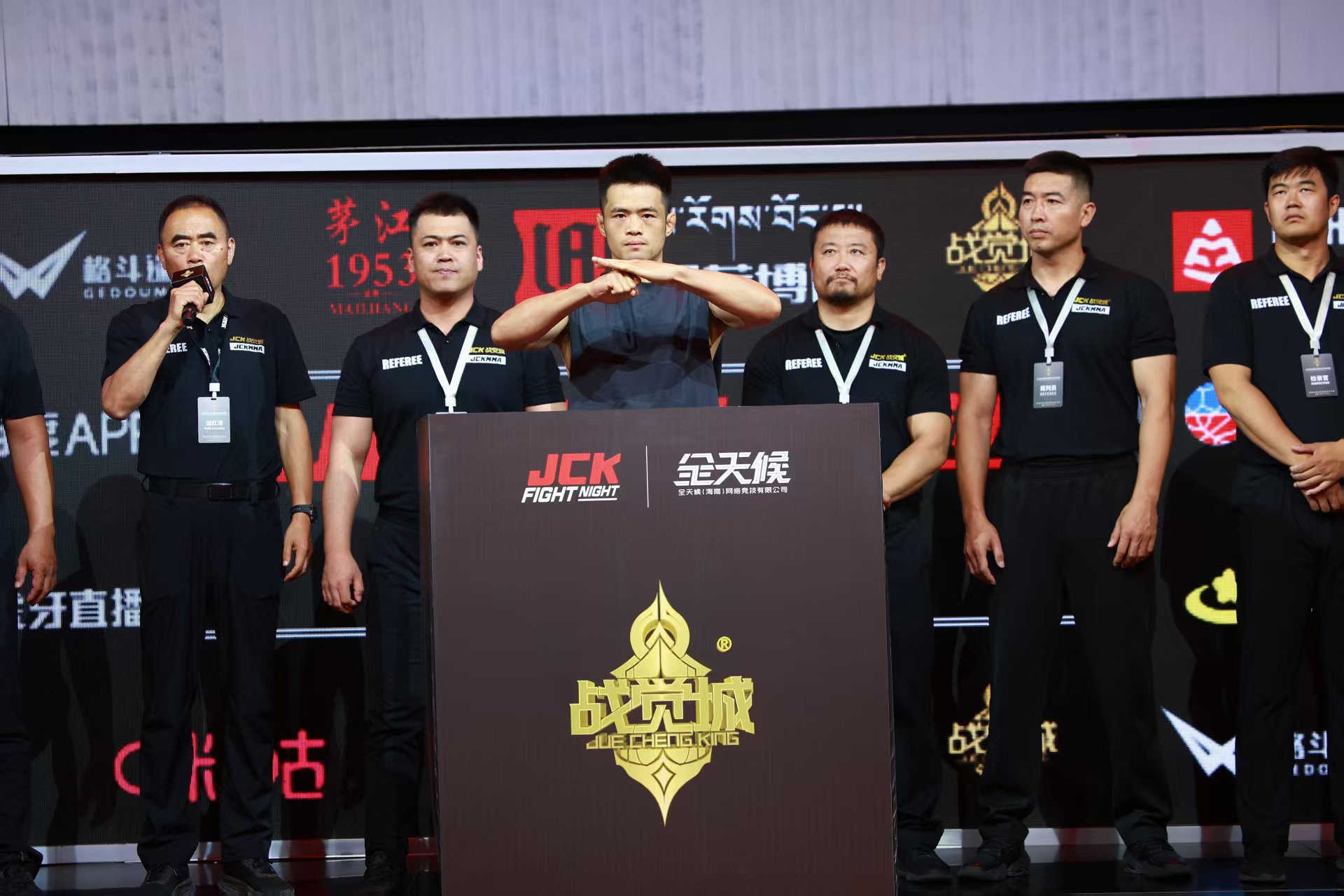 拳击冠军赛：两队对决，胜负难料