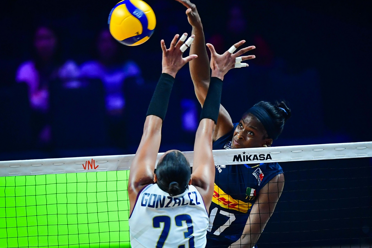 意大利队全力以赴，成功闯关晋级四强