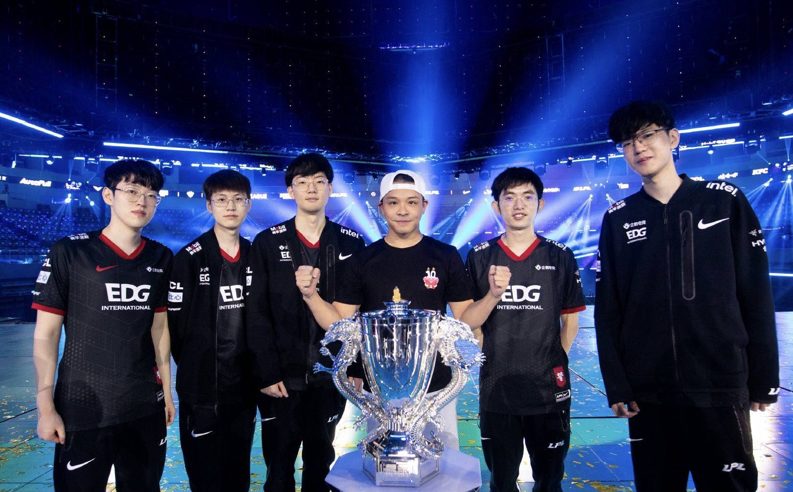 教练组悉心指导球员磨合配合打造梦之队