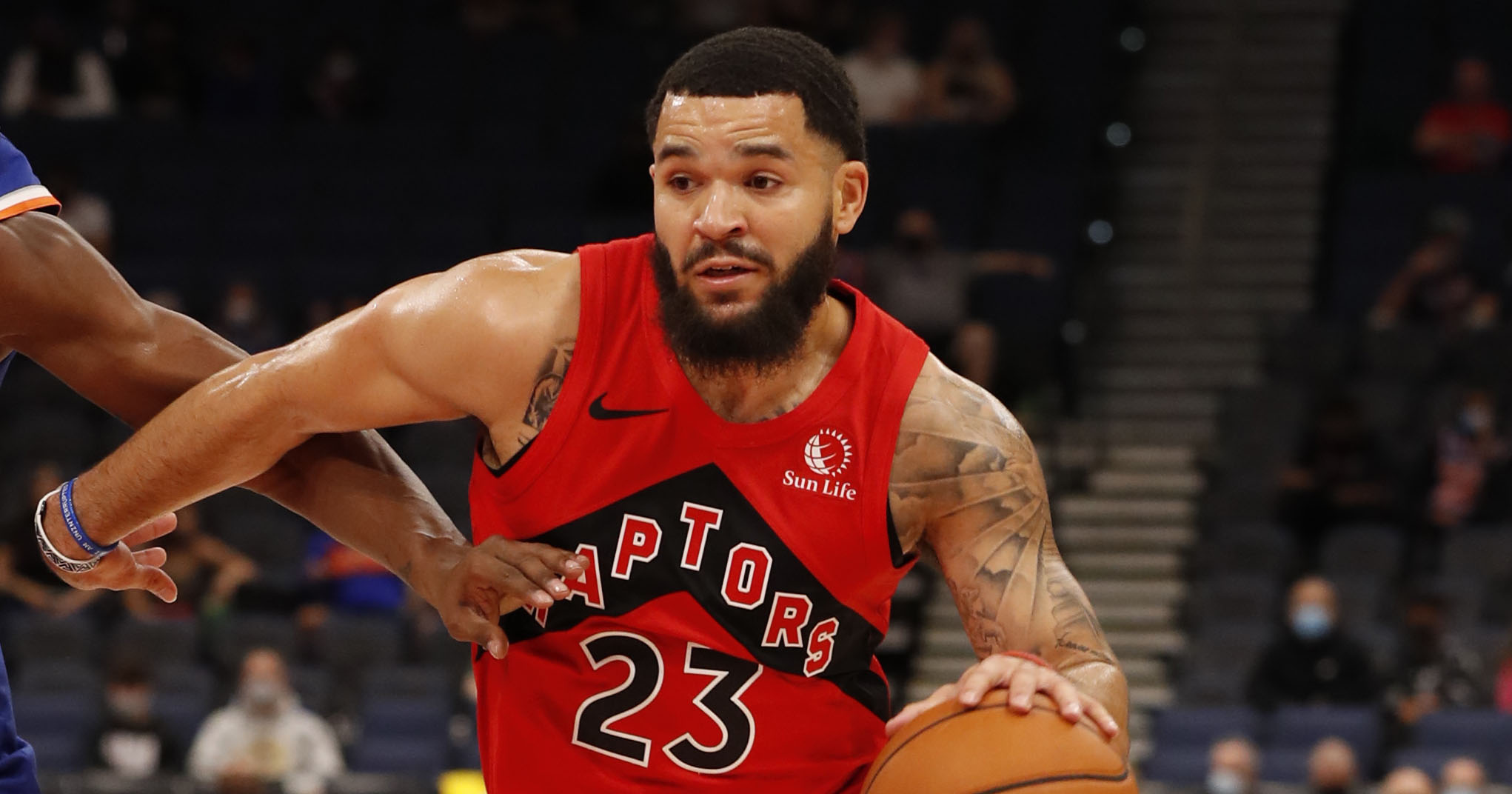 猛龙客场击败骑士，范弗利特抢眼表现