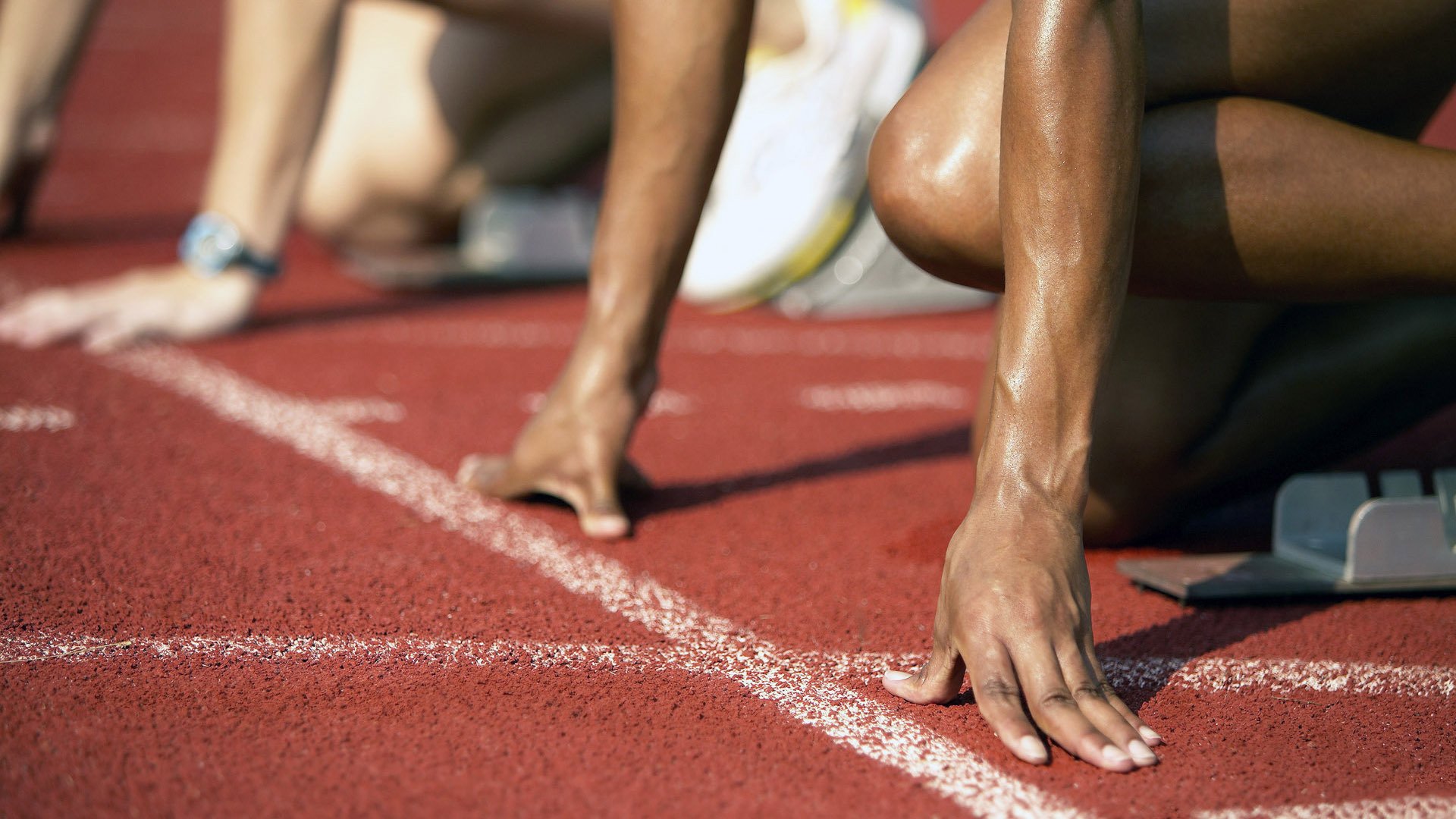 赛道与球场,当F1揭幕战之夜遇见布克的制胜时刻